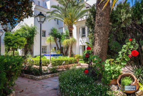 Modern 2 Bedroom Penthouse w/ Terrace, Pool & BBQ