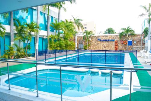Bazén v ubytování Vajamar Hotel nebo v jeho okolí
