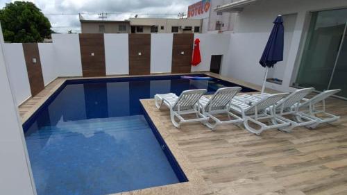 A piscina localizada em Morangos Hotel ou nos arredores