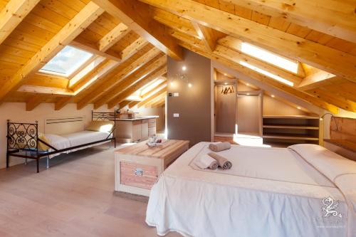 een slaapkamer met een groot bed in een kamer met houten plafonds bij Il Grifo in Lenno