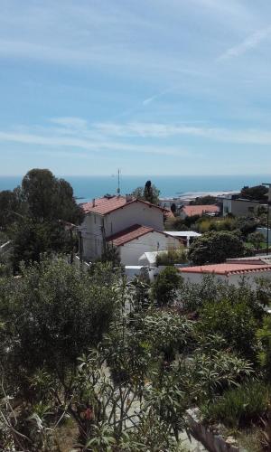 - une vue sur un bâtiment avec l'océan en arrière-plan dans l'établissement la meridienne, à Sète