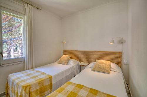 カレリャ・デ・パラフルジェリにあるApartamentos Margellの窓付きの小さな部屋のベッド2台