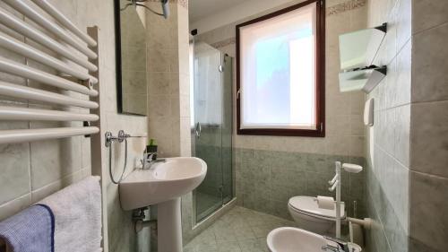 baño con lavabo y aseo y ventana en ANTICA PREARA, en Breganze