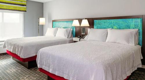 Habitación de hotel con 2 camas con sábanas blancas en Hampton Inn & Suites Ypsilanti, MI en Ypsilanti
