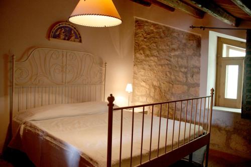 a bedroom with a bed and a lamp and a window at B&B Etico La Casa di Toti in Modica
