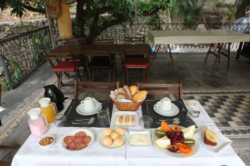 een tafel met daarop borden met eten bij Villa Laurinda in Rio de Janeiro