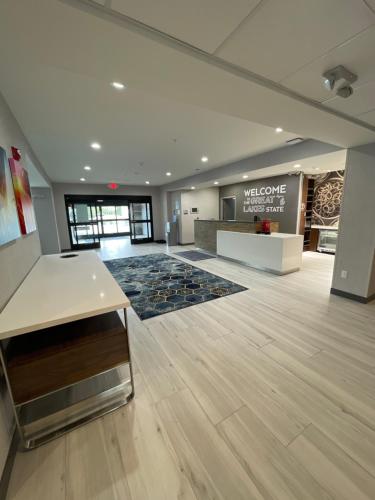 een lobby met een wachtruimte met een welkomstbord bij Hampton Inn & Suites Ypsilanti, MI in Ypsilanti