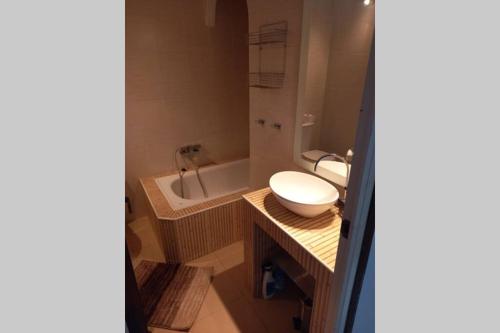 a bathroom with a toilet and a bath tub at Empuriabrava 500m de la plage de la Rubina in Empuriabrava