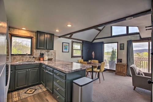 Gallery image of Overlook Loft Deck and Panoramic Shenandoah Views in Elkton