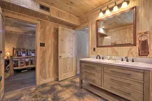 Φωτογραφία από το άλμπουμ του 1 Mi to Dtwn Gatlinburg Cabin with Game Room σε Gatlinburg