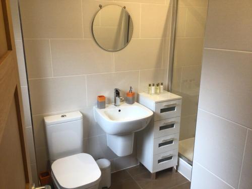 La salle de bains est pourvue d'un lavabo, de toilettes et d'un miroir. dans l'établissement Burn View, à Stronachlachar