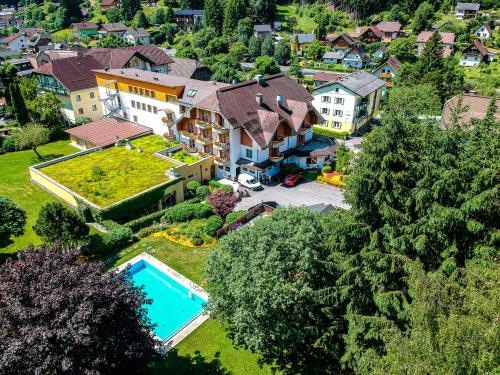 een luchtzicht op een huis met een zwembad bij Hotel Burgstallerhof in Feld am See