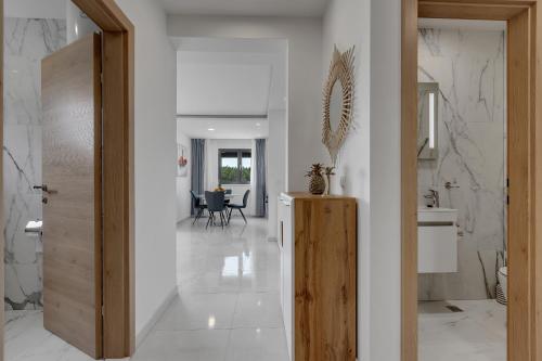 korytarz prowadzący do kuchni i salonu w obiekcie Luxury Promajna Beach Apartment w mieście Promajna