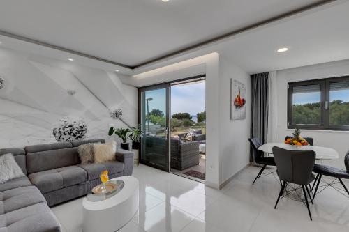 Luxury Promajna Beach Apartment