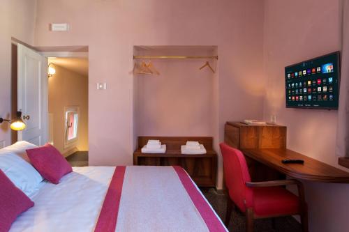 a hotel room with a bed and a desk and a computer at Dimora del Leone Gaeta in Gaeta
