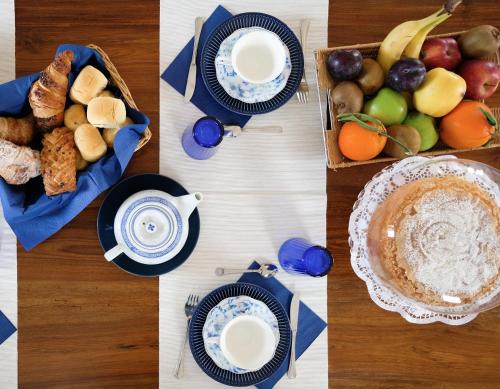 a table with plates of food and a box of fruit at Fiori Di Maggio in Muscletto