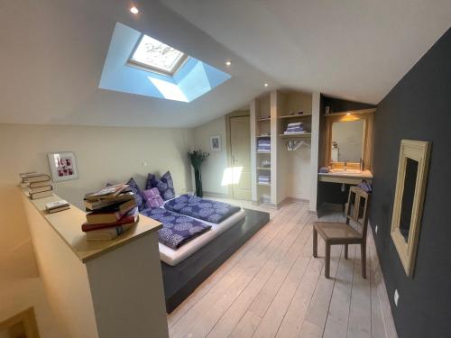 - un salon avec un canapé et une lucarne dans l'établissement Paradis de Provence, Wohnungen, à Le Pin