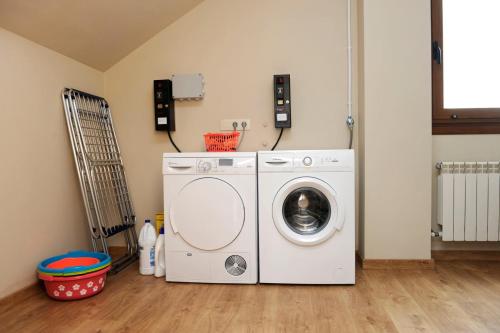 a washer and dryer in a room at Albergue El Aleman in Boente