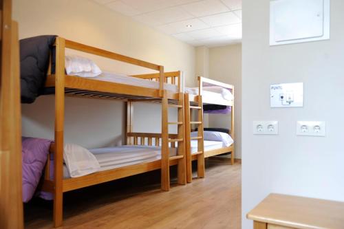 pokój z 3 łóżkami piętrowymi w pokoju w obiekcie Albergue El Aleman w mieście Boente