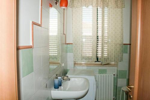 a bathroom with a sink and a mirror at La casa di Matilde in Rodi Garganico