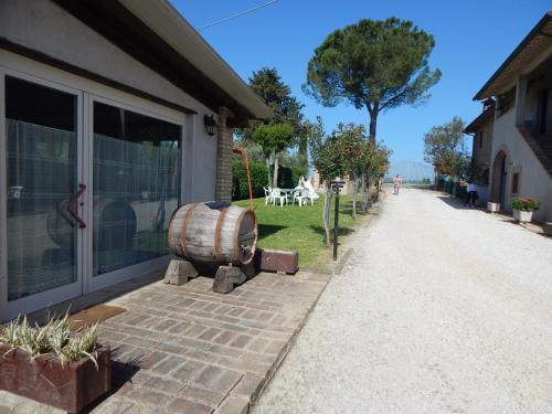 un tonneau assis à l'extérieur d'une maison dans une rue dans l'établissement B&B Il Cascinale, à Bettona