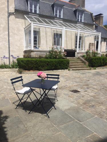 a table and two chairs in front of a house at Le Pas Saint Joseph in Saint Malo