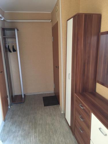 Habitación vacía con armario y vestidor en sunny apartment, en Ventspils