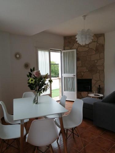 sala de estar con mesa blanca y sillas en Casas Rurales Montejaque Pinos en Montejaque