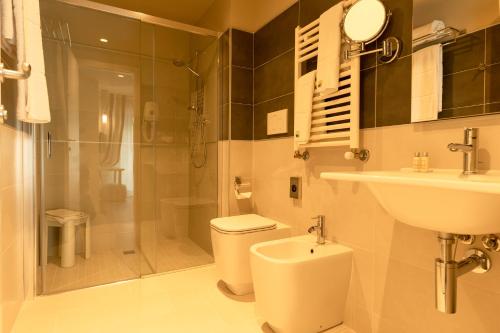 Ванная комната в La Dolce Vita Hotel