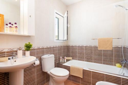 A bathroom at Villa Leander by Villa Plus