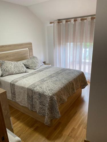 a bedroom with a bed and a window at Ático en Moaña- Playa A Xunqueira, a 15 min de Vigo in Moaña