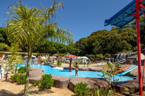Chalé Praia de Minasの敷地内または近くにあるプール