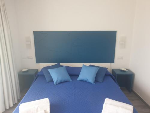 ラヴェッロにあるCase Vacanze da Birbaのベッドルーム(青い枕付きの青いベッド1台付)