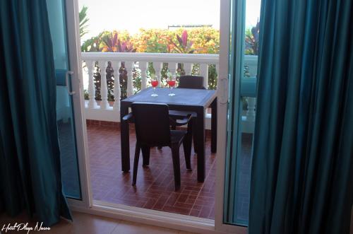 a dining room table with a view of a balcony at hotel 3 banderas Manzanillo del Mar in Cartagena de Indias