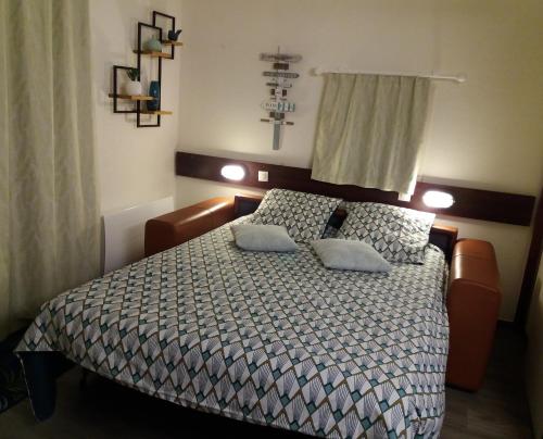 1 dormitorio con 1 cama con 2 almohadas en Ker Lomic, en Arzon