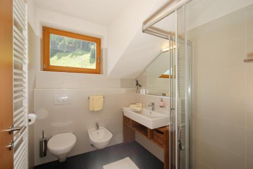 a bathroom with a toilet and a sink at Hotel/ App. Garber in San Giacomo