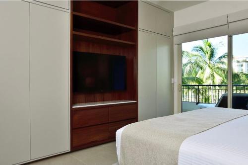 2 Bed 2Bth, Playa Royale 2507, Free WIFI في نويفو فايارتا: غرفة نوم بسرير وتلفزيون وشرفة