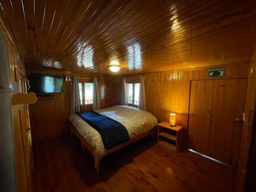 Una cama o camas en una habitación de Cabañas 5 Pinos