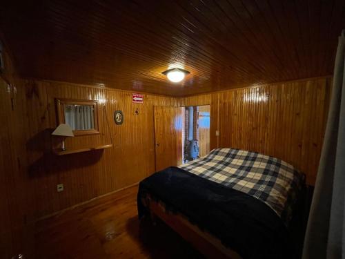 Una cama o camas en una habitación de Cabañas 5 Pinos
