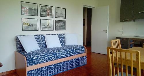 een kamer met een bed en een wieg en foto's aan de muur bij Appartamento con giardino a Boccadasse in Genua