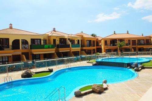 einen Pool in einem Resort mit zwei Pools in der Unterkunft Costa del silencio Atlántico I in Arona