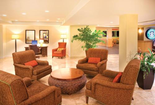 um hall de entrada com cadeiras e uma mesa num hospital em Club Wyndham Panama City Beach em Panama City Beach