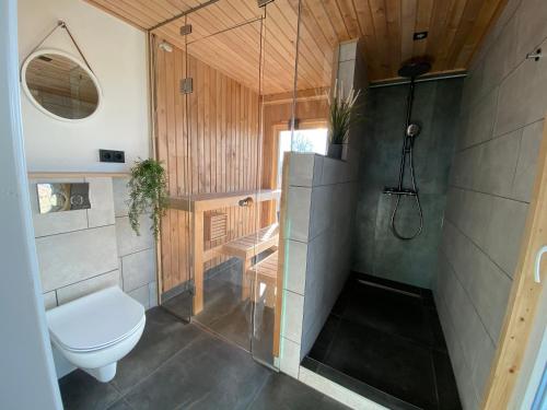 bagno con servizi igienici e lavandino di Cozy house with sauna by the lake a Lokuti