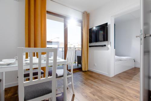 Kleines Zimmer mit einem Etagenbett und einem TV. in der Unterkunft Apartament 'Niechorze' in Niechorze