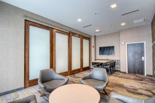 Courtyard by Marriott Fargoにあるテレビまたはエンターテインメントセンター