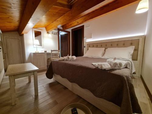 ein Schlafzimmer mit einem großen Bett in einem Zimmer in der Unterkunft Resort la dimora Maiale brado di Norcia in Norcia