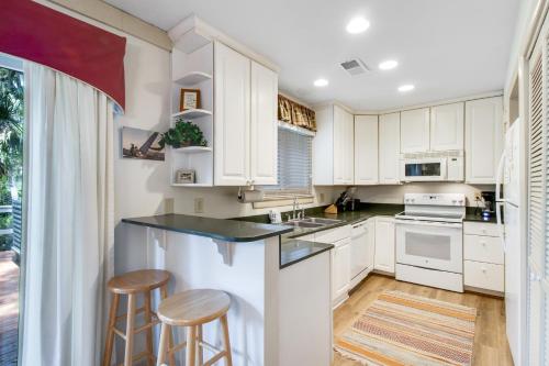 460 Oceanwoods Cottage – Photos 2