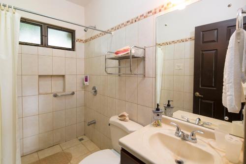 Ένα μπάνιο στο Apartments-Villas Playa Potrero 1