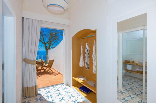 einen Flur mit einer Tür, die zu einem Zimmer führt in der Unterkunft Villa Fortuna in Positano