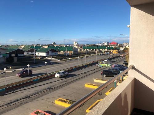 - une vue sur une rue de la ville avec des voitures sur la route dans l'établissement Patagonia Temporary Apartments, à Río Grande